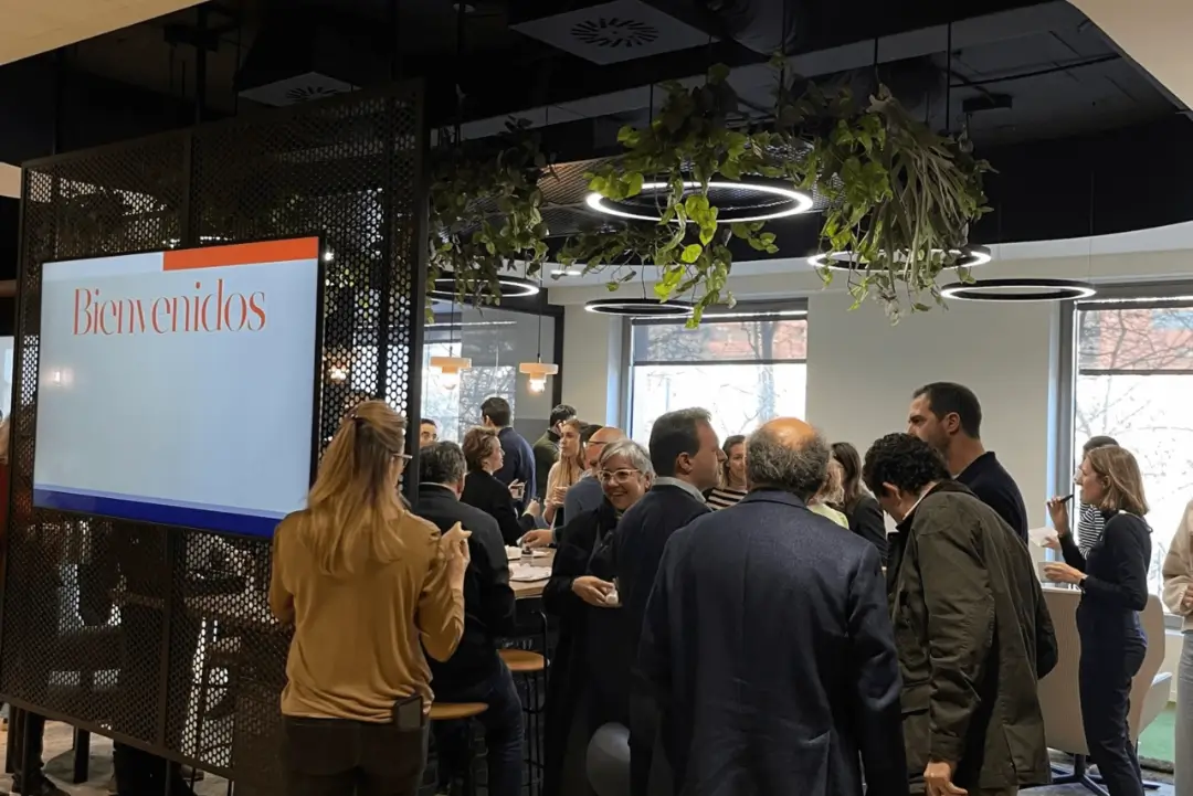 Personas compartiendo ideas en un evento de networking en L'Illa Coworking Barcelona
