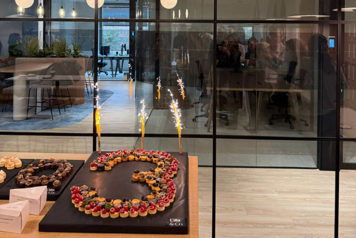 Celebración del 3er aniversario de L’Illa Coworking en Barcelona con comunidad de profesionales en un espacio de coworking moderno