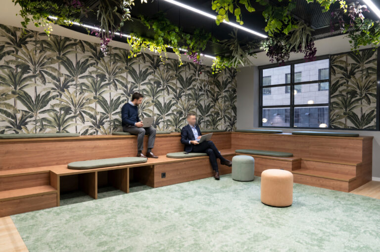 Sala Àgora con bancada de madera y pared vegetal para eventos de hasta 35 personas en Barcelona