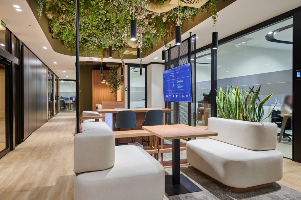 Pasillo y zona común con jardín vertical, L'illa Coworking crece con diseño e innovación
