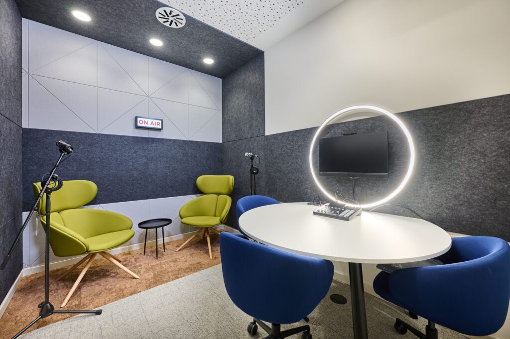 Estudio de podcast, parte de la ampliación de 600 m² del espacio de coworking de L'illa & Co.