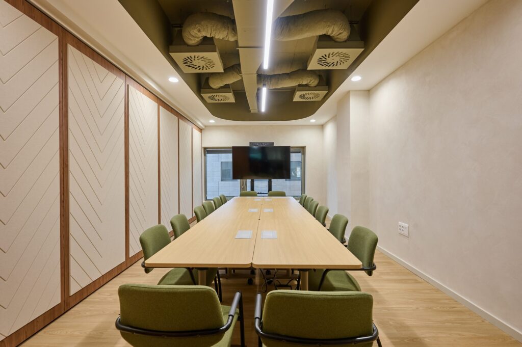 Sala de reuniones grande para networking profesional en Barcelona