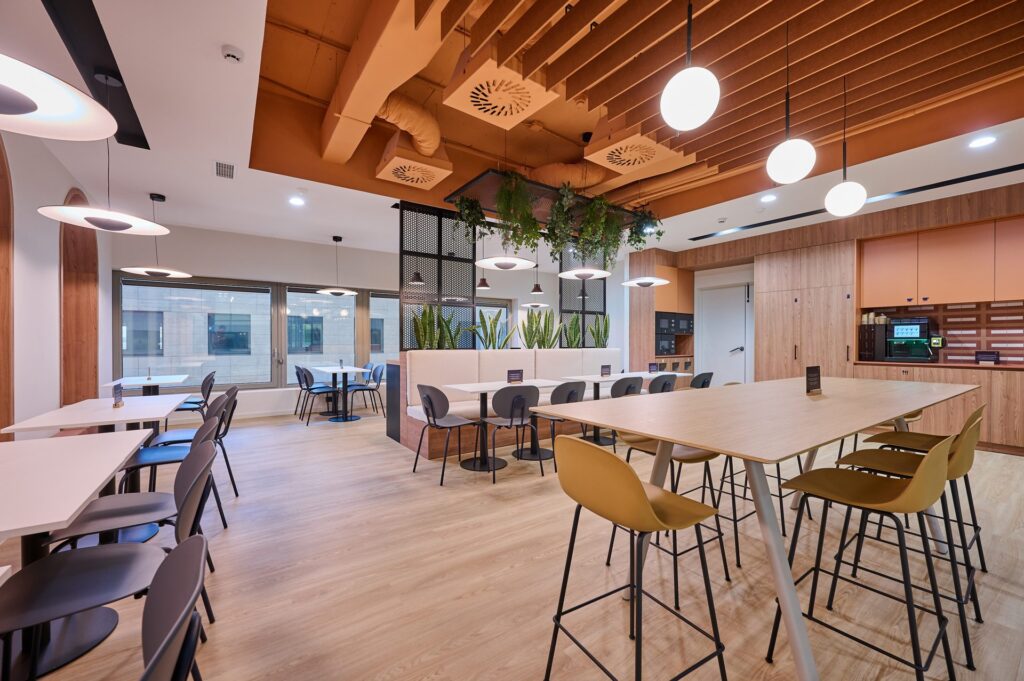 Zona común e inauguración de L'illa Coworking, nuevo referente en Barcelona