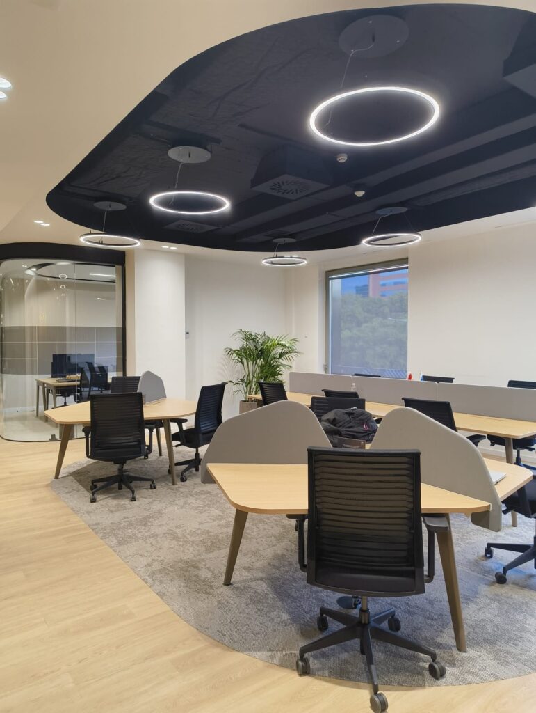 Espacio de oficinas flexibles abierto en L'illa & Co., Barcelona