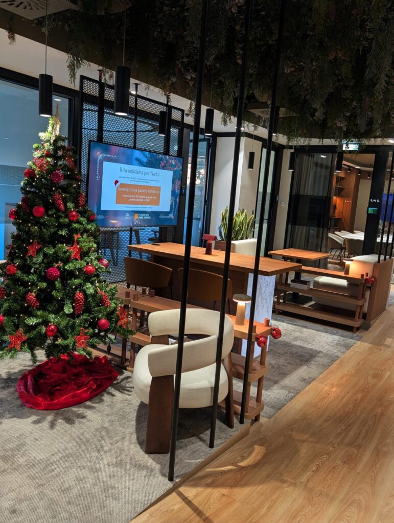 Árbol de Navidad y pantalla con la rifa solidaria de L'illa & Co. con la Fundació Pere Tarrés