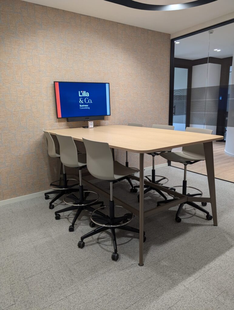 Sala de reuniones con pantalla L'illa & Co. Business Coworking, oficina virtual