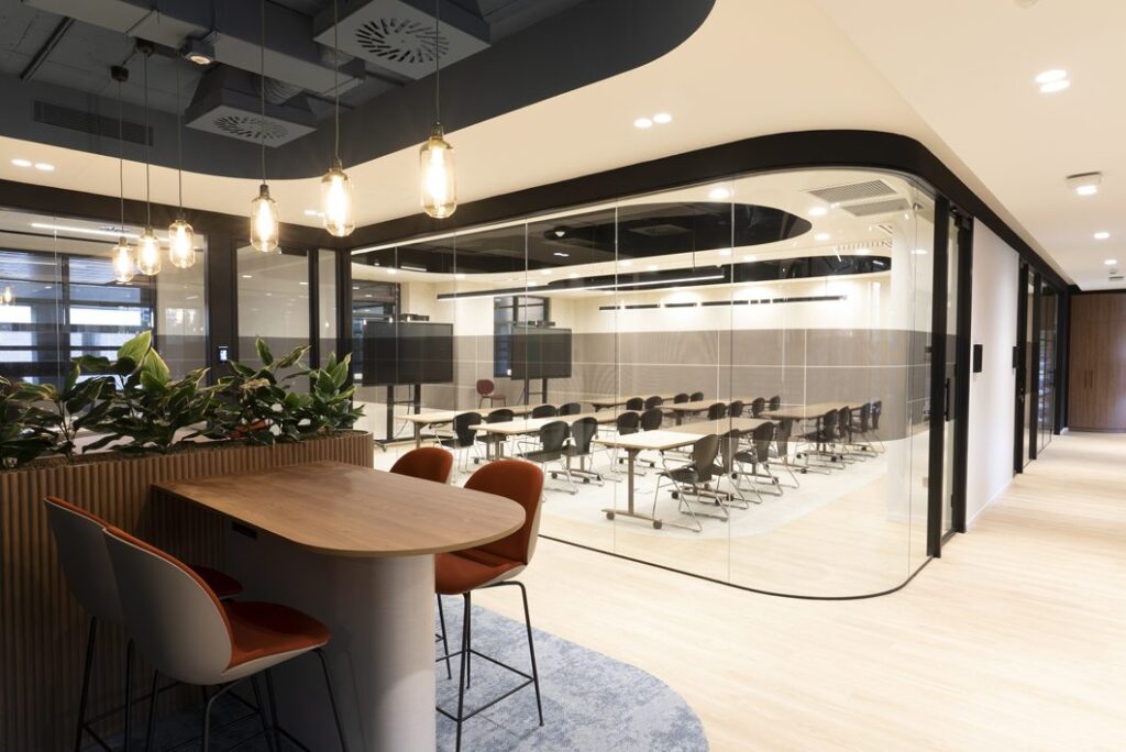 Sala de reuniones acristalada en L'illa & Co., Barcelona