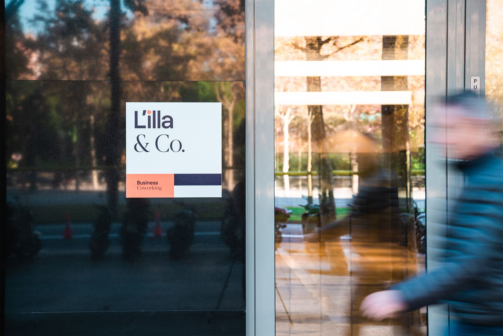 Placa de acceso L'illa & Co. Business Coworking, señalética de oficina virtual y dirección profesional en Barcelona